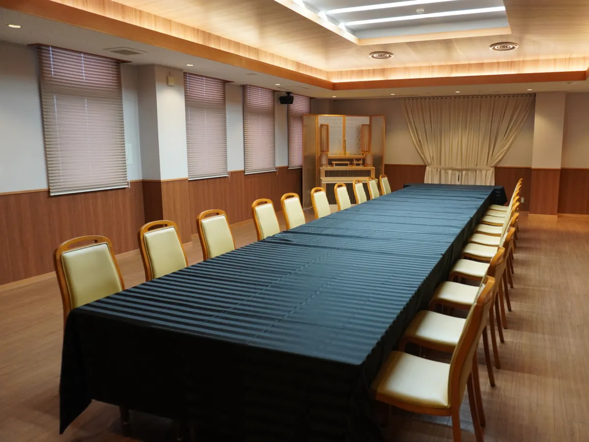 食事会場：36名まで収容可能な明るい空間