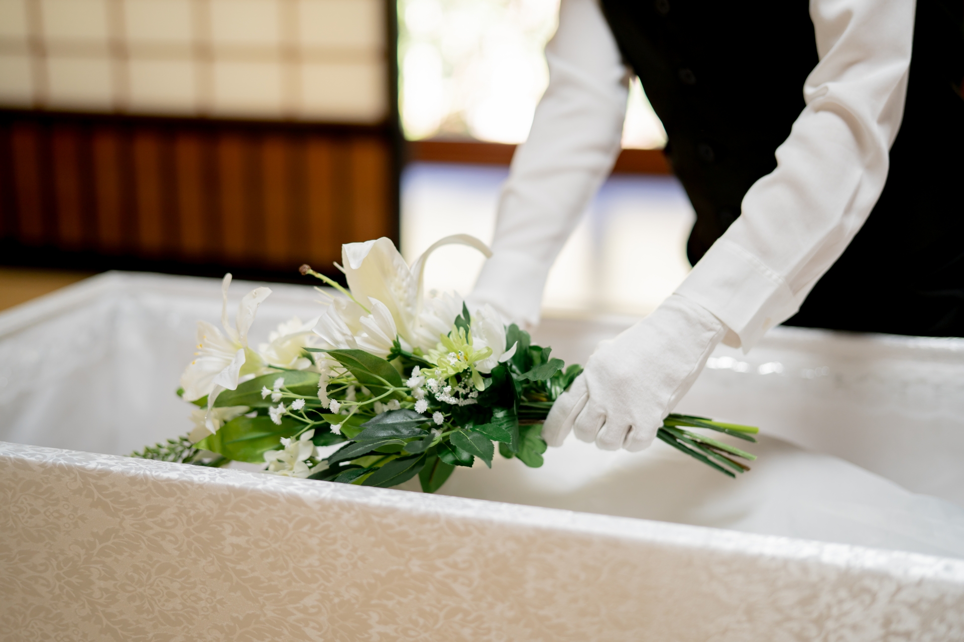 葬儀会社の担当が花を入れる