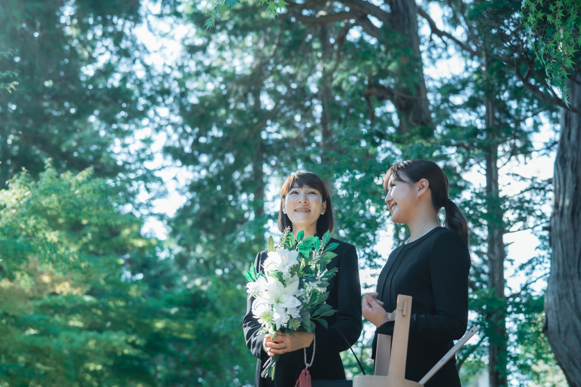 葬儀と笑顔の遺族